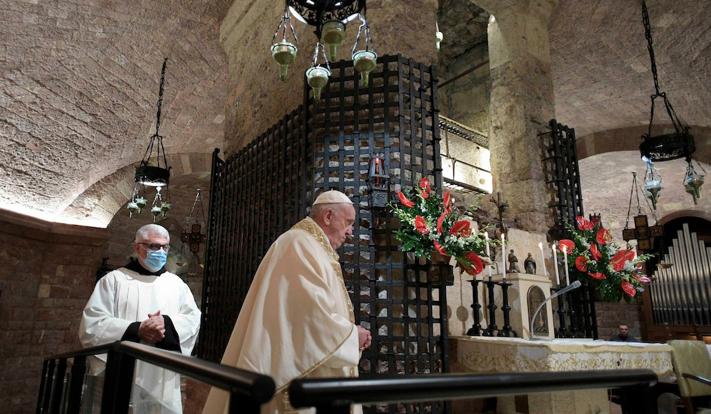 El Papa Francisco camina cerca de la tumba de San Francisco mientras celebra Misa en la cripta de la Basílica de San Francisco en Asís, Italia, el 3 de octubre de 2020