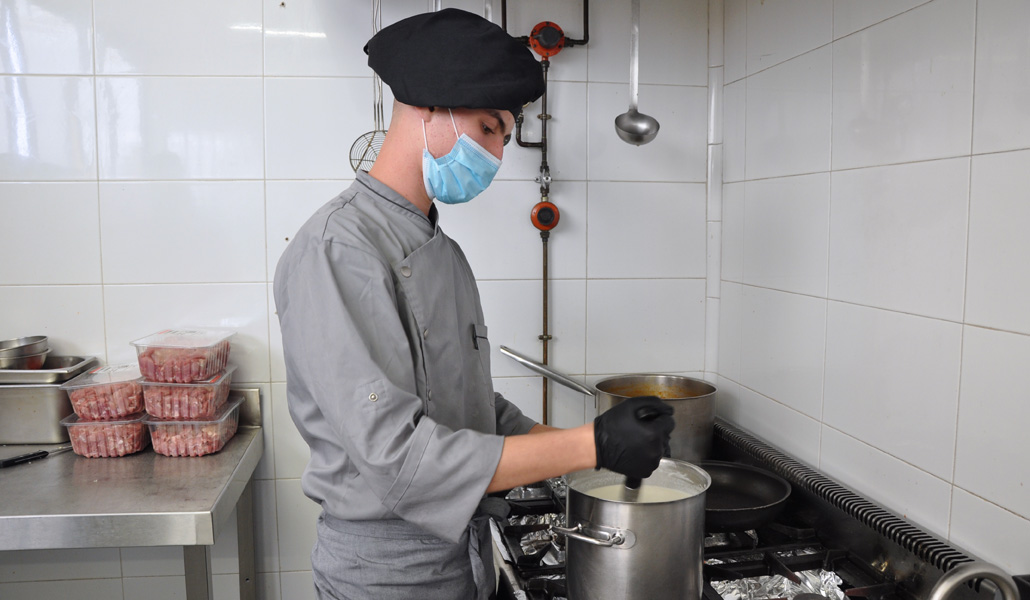 Oussama sueña con aprender bien español, llegar a ser «un buen cocinero» y comprarse una casa en Marruecos