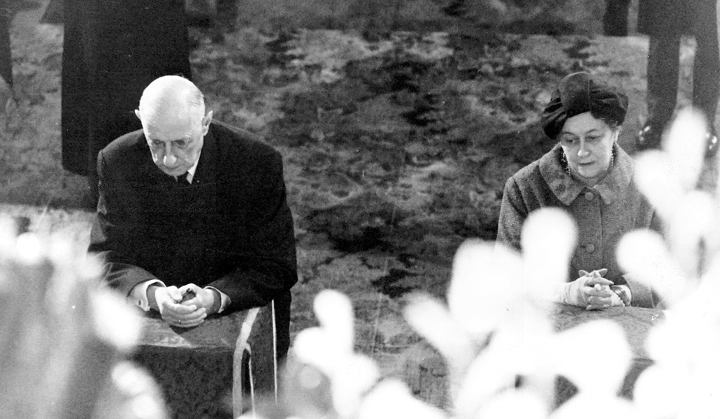 El presidente De Gaulle en oración, junto a su esposa Yvonne