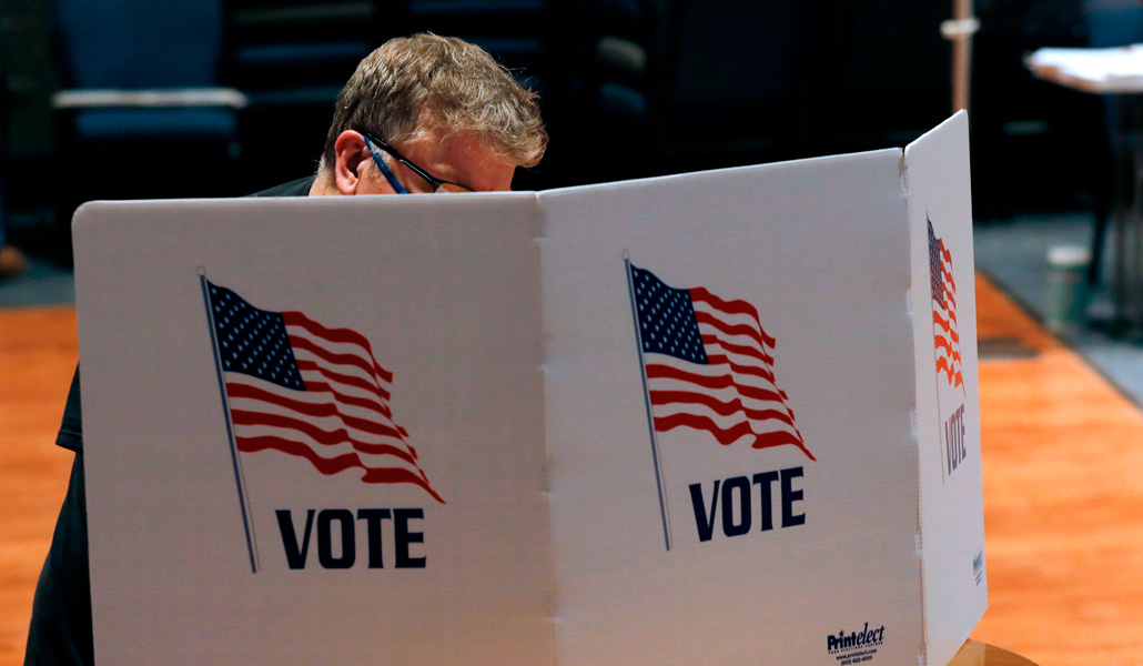 Un hombre ejerce su derecho al voto en Michigan el pasado 3 de noviembre
