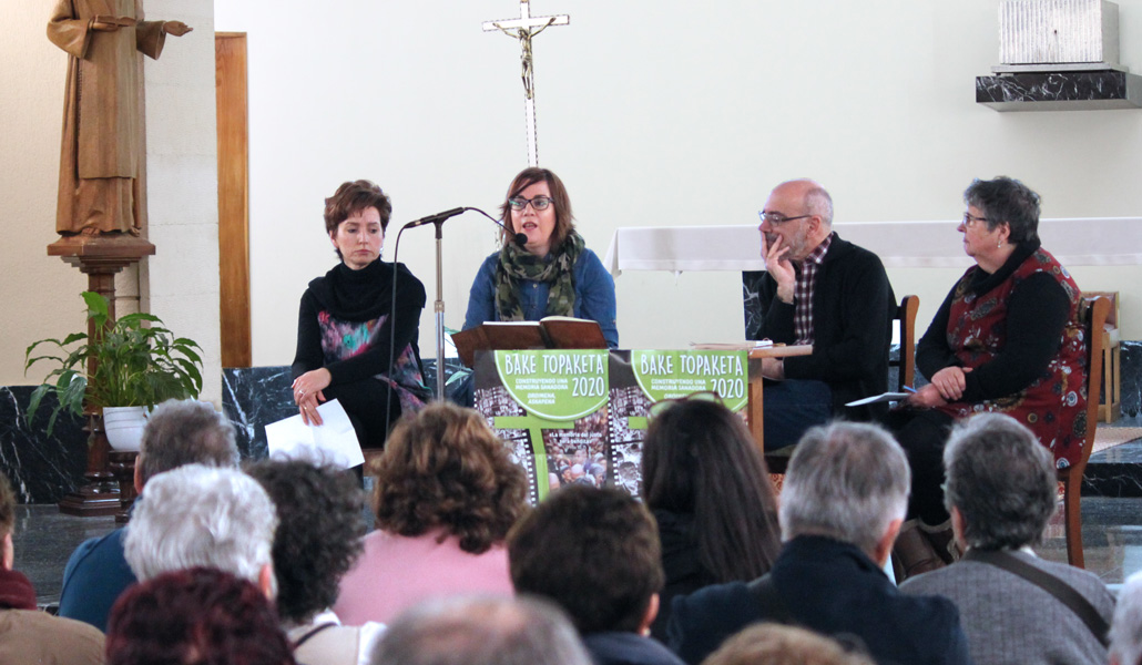 «La comunidad cristiana deslegitima la violencia», dice Galo Bilbao (segundo por la derecha, en el último bake topaketa)