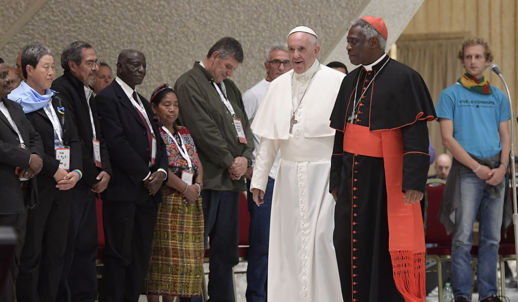 El Papa Francisco y el cardenal Turkson, durante el tercer encuentro de Movimientos Populares, en 2016