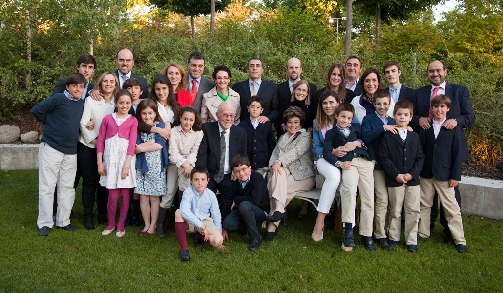 Manuel y Carmen, rodeados de sus hijos y nietos, en una celebración