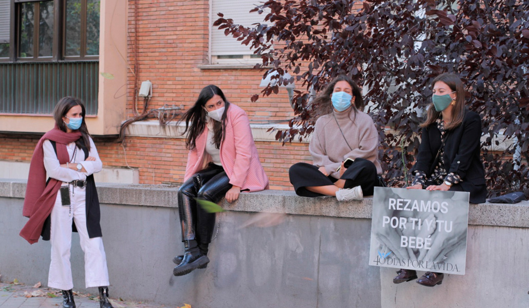 Rezando en Madrid durante la campaña 40 Días por la Vida
