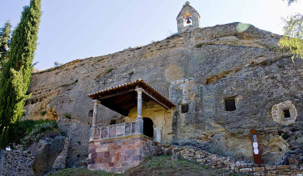 Exterior de la iglesia de Olleros de Pisuerga