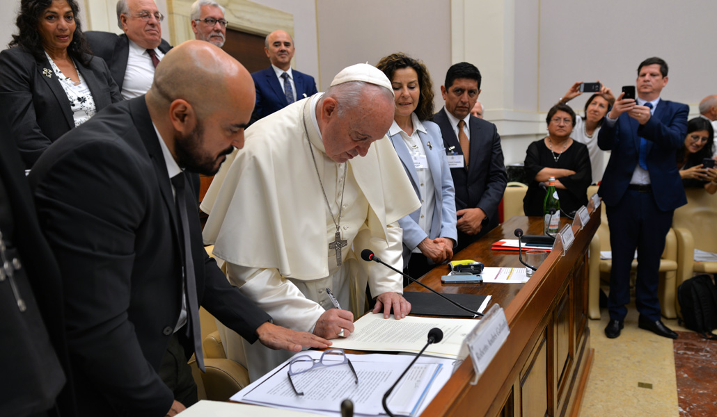 El Papa firma, junto a Andrés Gallardo, un documento de los jueces en favor de los pobres durante el primer encuentro