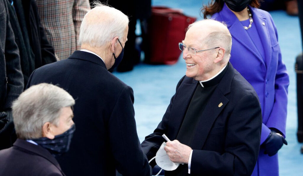 Joe Biden saluda al jesuita Leo O’Donovan, que asistió a la ceremonia de toma de posesión