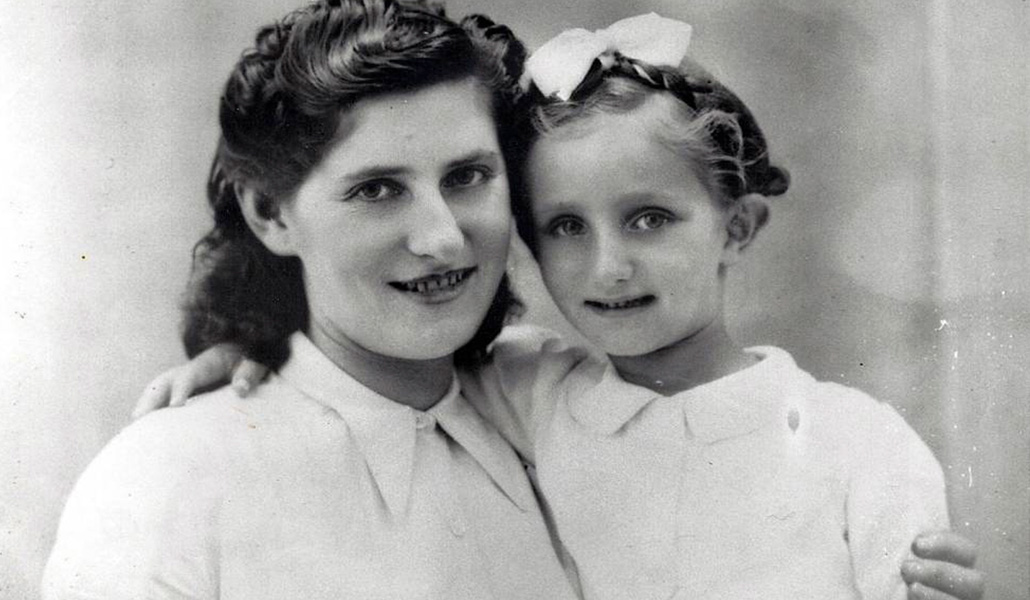 Paquita y su madre, Esther, en una foto tomada durante su estancia en Francia