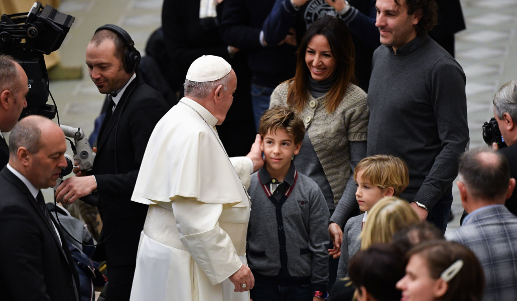 El Papa saluda a una familia en una audiencia en enero de 2020