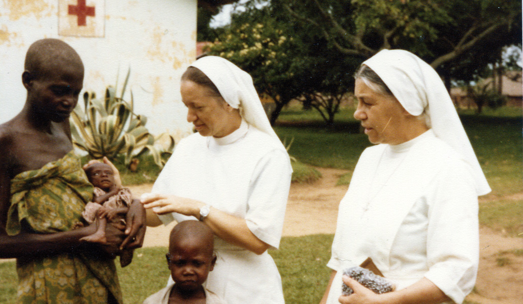 Sor Clarangela Ghilardi, a la izquierda, junto a un niño, una madre y su bebé