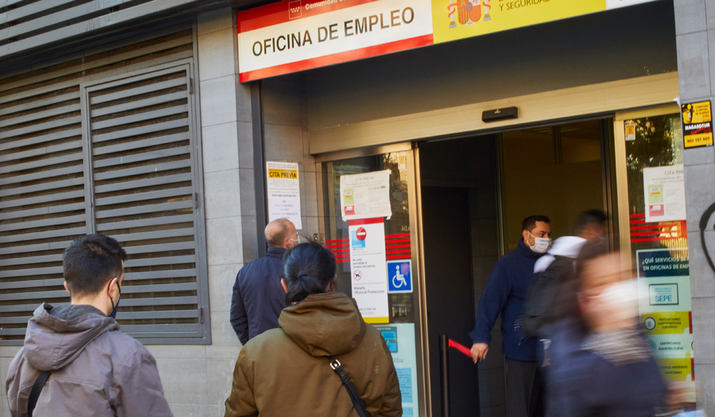 Varias personas esperan su turno en una Oficina de Empleo de la Comunidad de Madrid