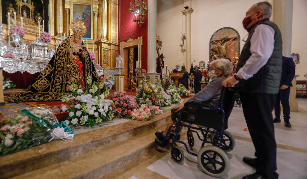 La Virgen de los Dolores de la Hermandad del Cerro de Sevilla recibió a los fieles en el templo