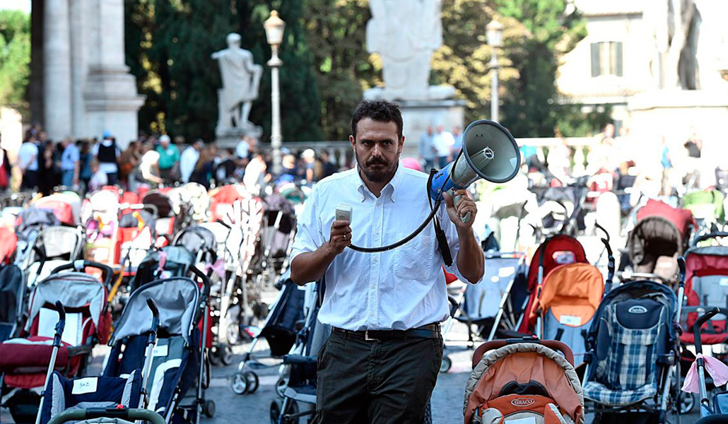 De Palo durante un acto en la plaza del Ayuntamiento de Roma para protestar por el elevado precio de las guarderías