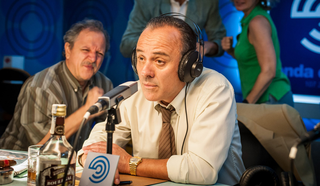 Paco el Cóndor (Javier Gutiérrez) uno de los periodistas deportivos más importantes de la radio española de los 80