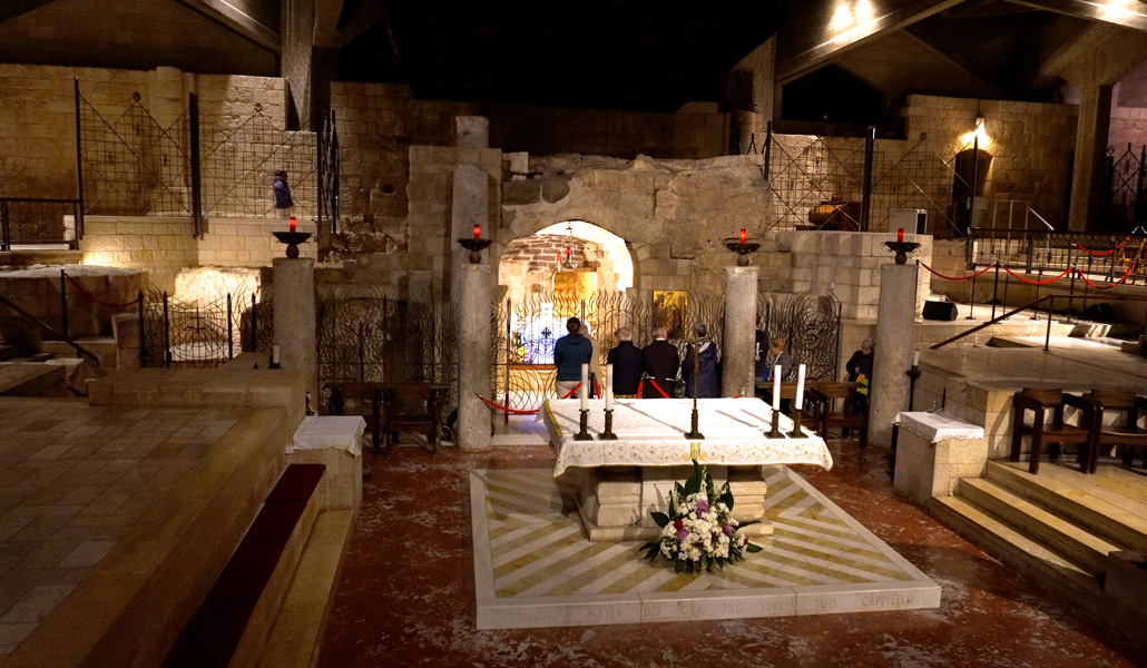Peregrinos en oración en la basílica de la Anunciación, en Nazaret.