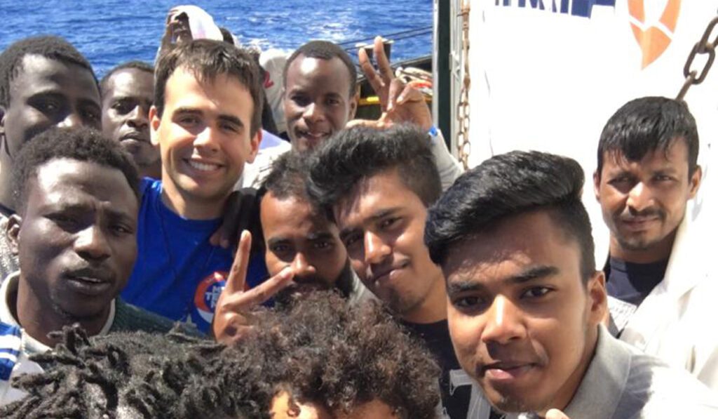 Mattia Ferrari al fondo, con un grupo de migrantes rescatados en el Mare Jonio