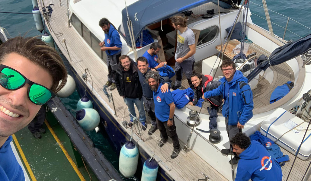 Miembros de Mediterranea Saving Humans en el velero Alex, barca de apoyo de la ONG