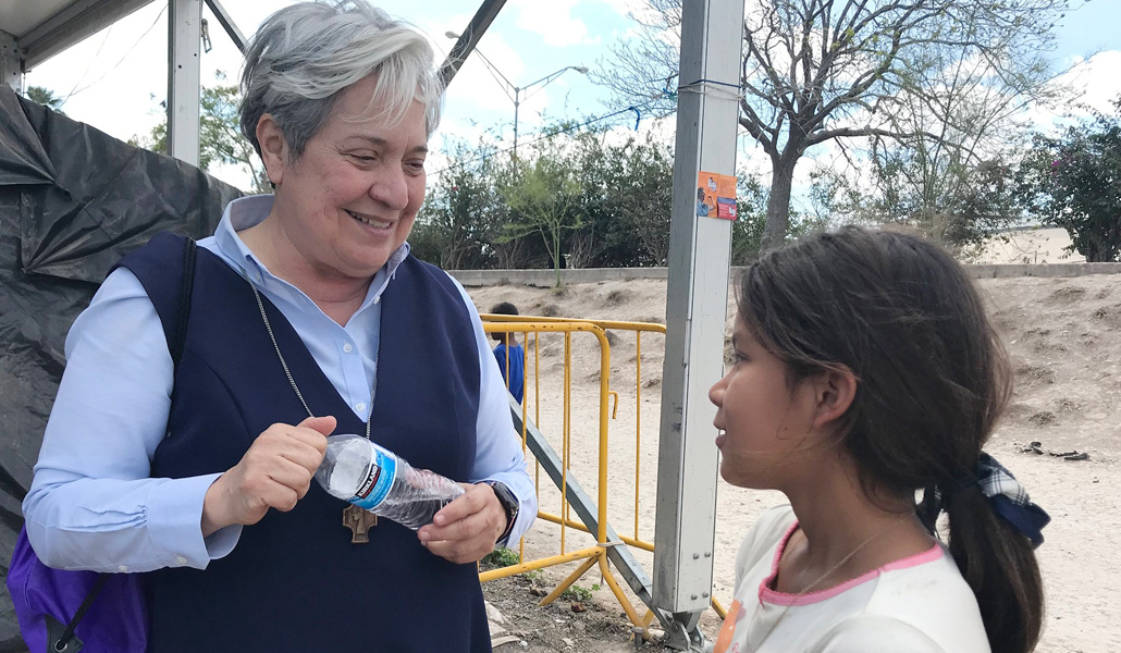Norma Pimentel junto a una niña solicitante de asilo en la ciudad mexicana de Matamoros