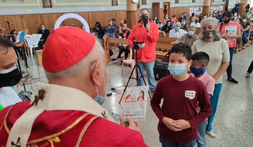 El cardenal Porras entrega mascarillas el día de Santiago Apóstol en Mérida