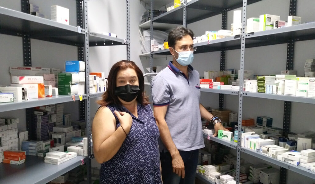 Mari Carmen y el padre Jesús en el cuarto SOS de almacenaje de medicamentos
