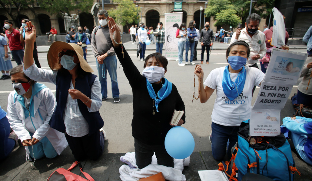 Creyentes rezan durante una protesta contra la sentencia de la Suprema Corte de Justicia de México el martes