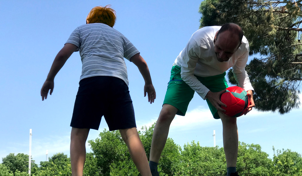 Juan y Raúl juegan a la pelota en un parque cerca de su casa