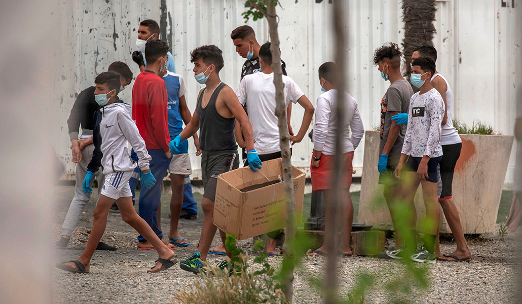 Un grupo de menores migrantes en Ceuta