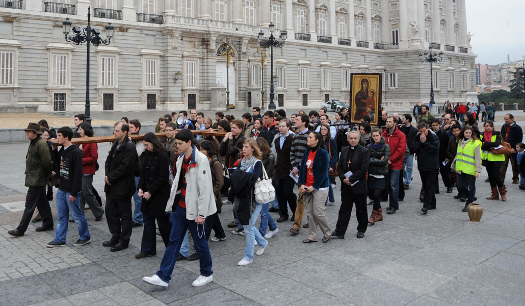La 'Cruz de los Jóvenes' y el 'Icono de la Virgen', en su peregrinación por Madrid