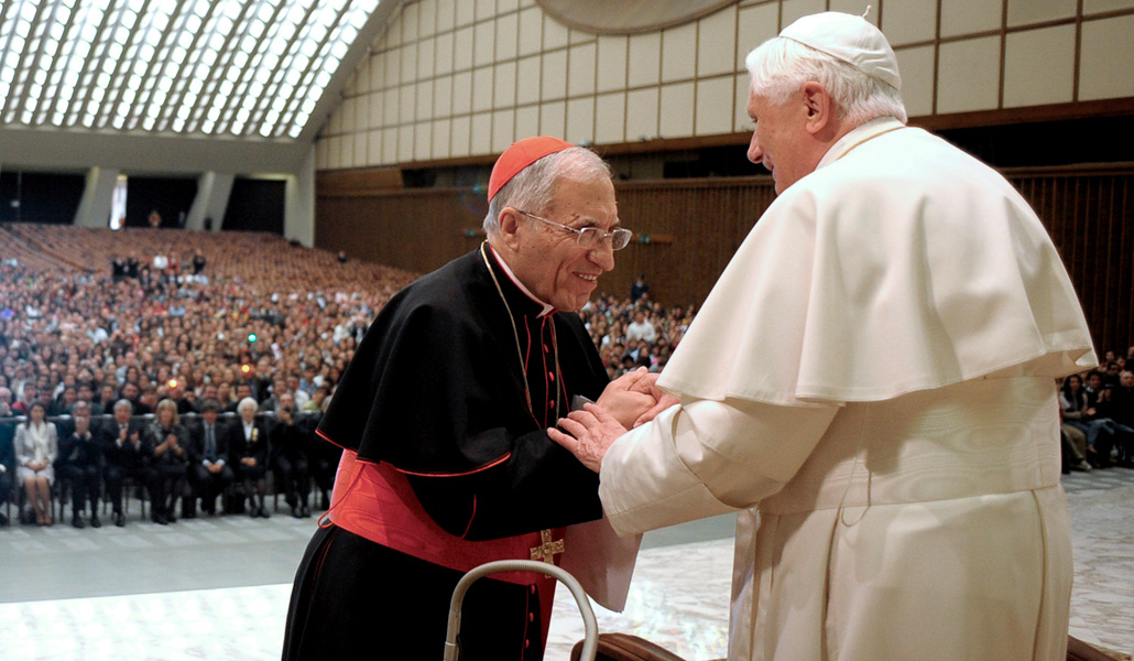 Benedicto XVI y el cardenal Rouco, el domingo pasado, en el Aula Pablo VI del Vaticano, llena de jóvenes españoles