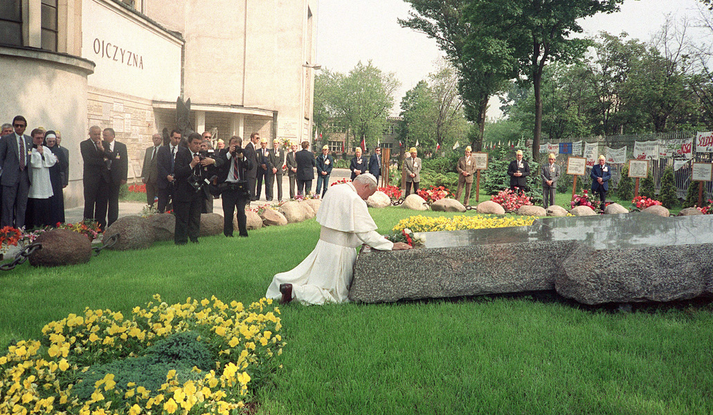 Juan Pablo II, en 1987, ora ante la tumba del padre Popieluszko