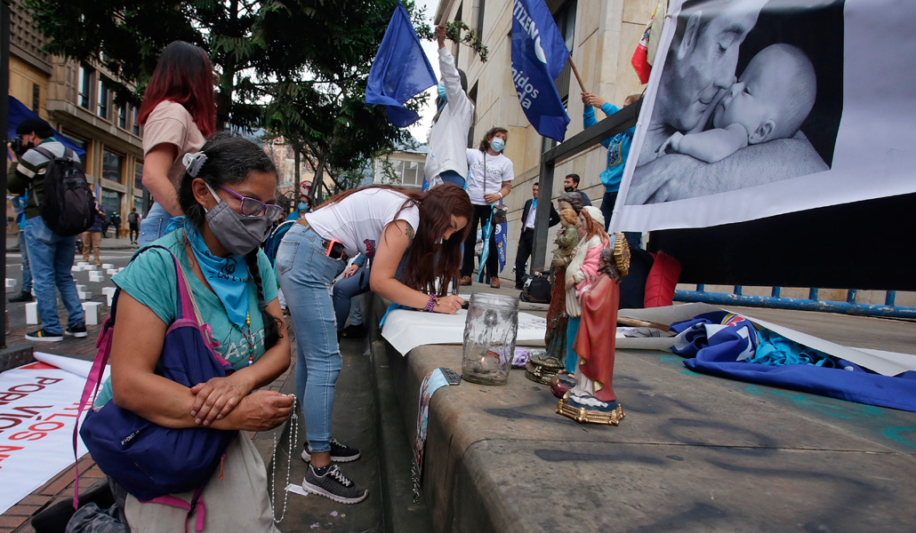 Manifestantes provida rezan el lunes ante la Corte Constitucional de Colombia