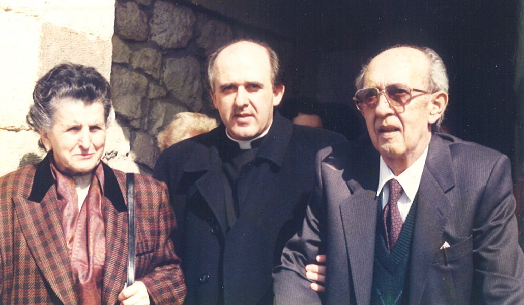 Carlos Osoro con sus padres