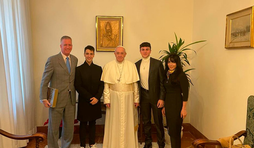 Papa con jóvenes de América