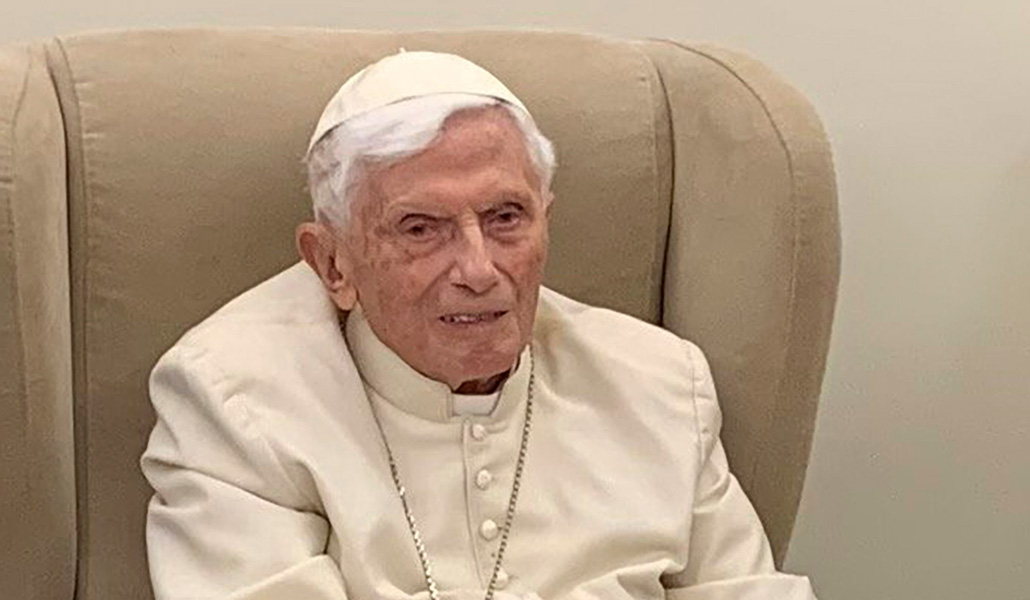 Benedicto XVI muestra su «profunda vergüenza» por los abusos y pide perdón  a las víctimas - Alfa y Omega