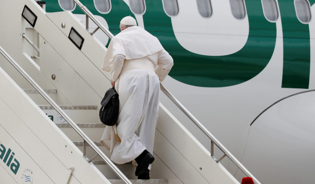 El Papa Francisco sube las escaleras del avión antes de partir a Chipre y Grecia