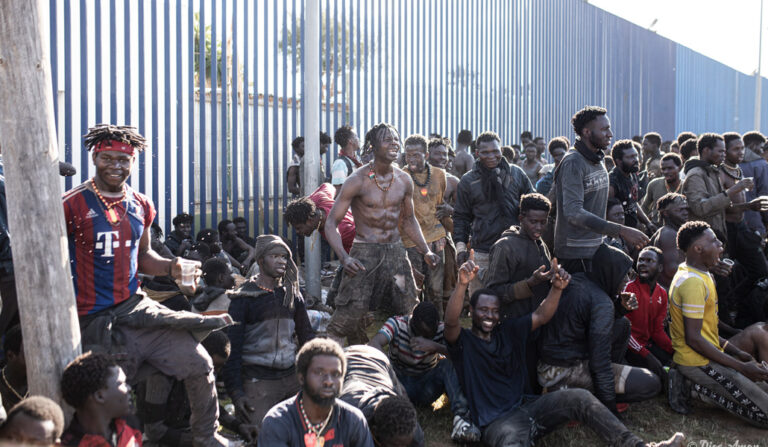 Casi medio centenar de migrantes consiguieron saltar este miércoles la valla de Melilla.