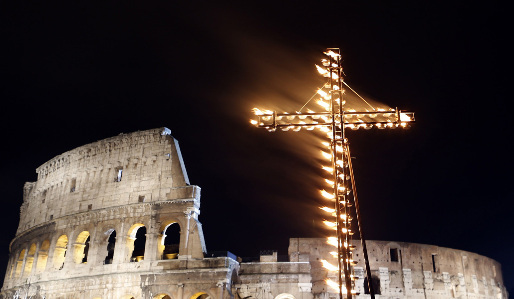 La Cruz 'ardiente' del vía crucis del Viernes Santo, presidido por el Papa, en el marco impresionante del Coliseo romano