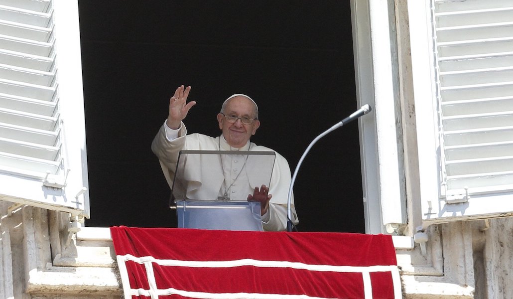 El Papa saluda a los fieles que se han congregado este domingo en la plaza de San Pedro