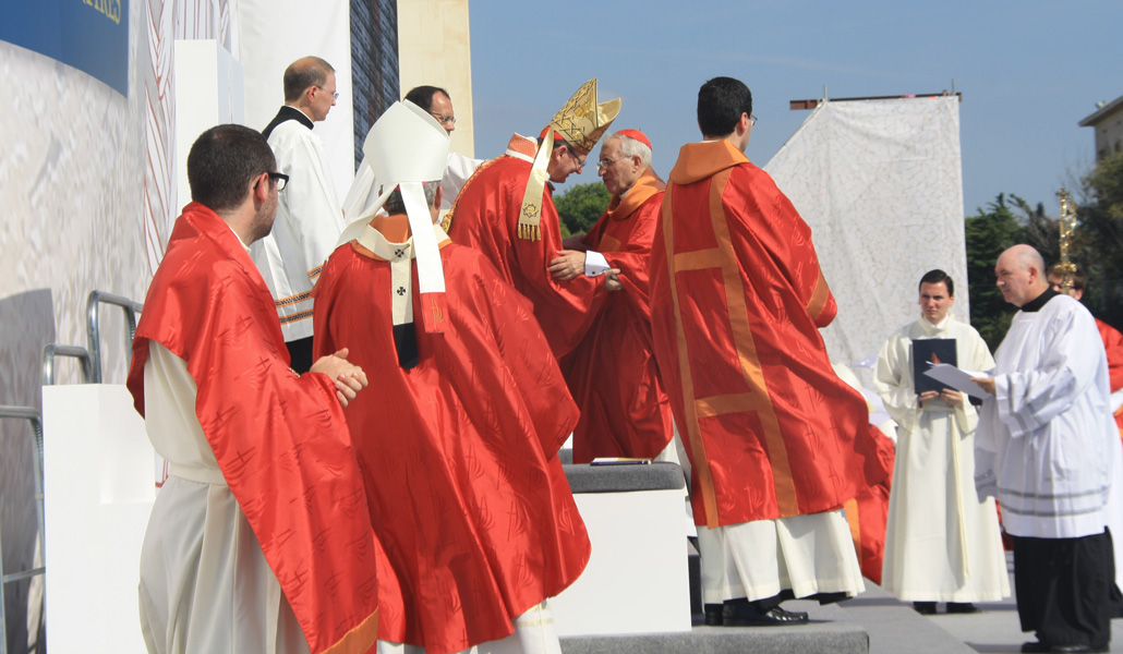 El cardenal Rouco abraza al cardenal Amato