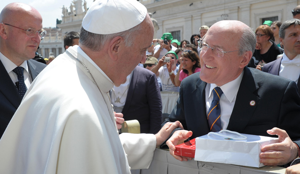 Saludo del Papa Francisco a Carlos Romero al término de la Audiencia