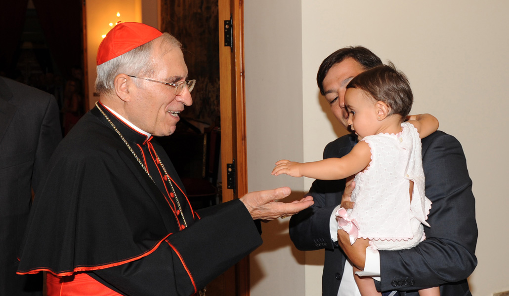 El cardenal Rouco juega con un niño, tras la Misa de la Natividad de la Virgen, el pasado 8 de septiembre