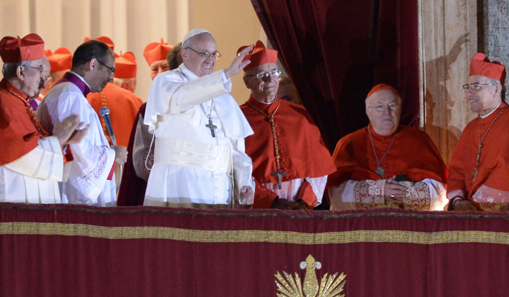 El Papa Francisco apareció en el balcón de San Pedro con una pequeña pero muy significativa novedad: orando e invitando a la oración