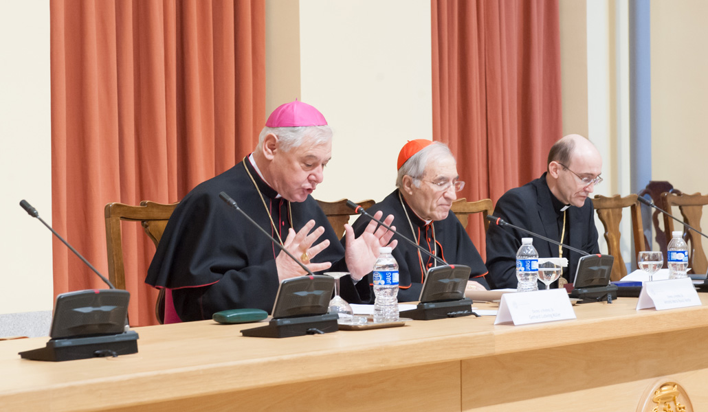 Monseñor Müller, durante su conferencia. Junto a él, el cardenal Rouco y el rector de la Universidad San Dámaso, don Javier Prades