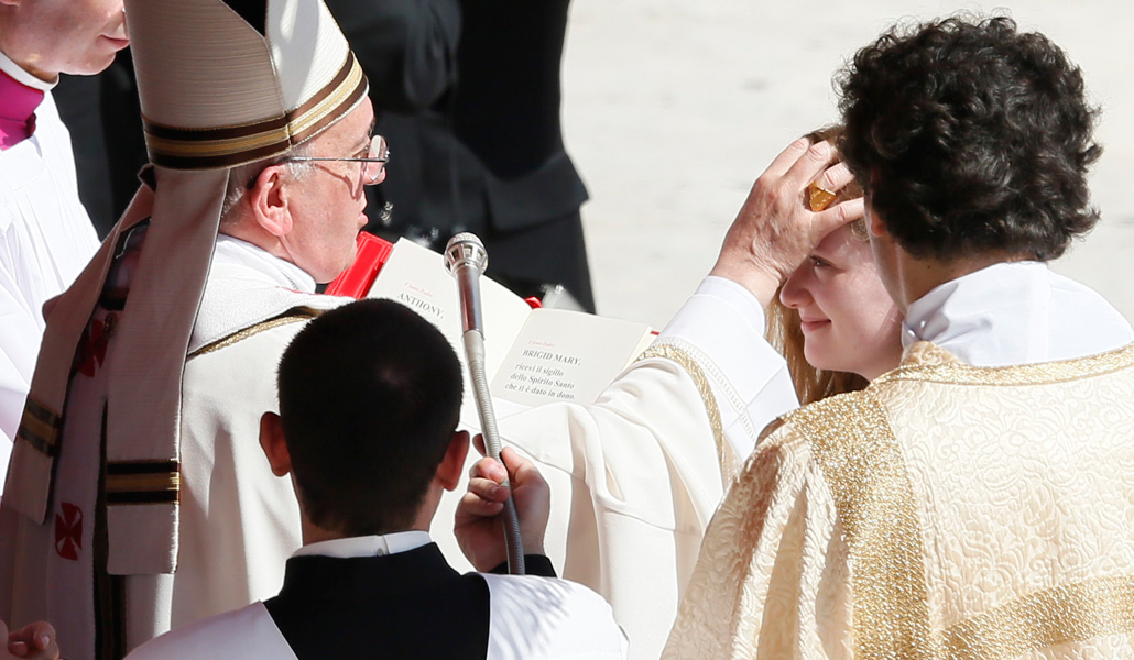 El Papa Francisco administrando el sacramento de la Confirmación