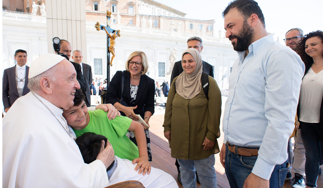 El Papa Francisco saluda a la familia en la audiencia general el pasado 1 de junio.