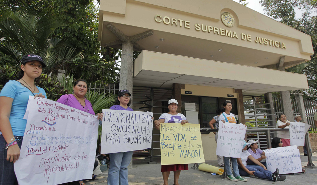 Manifestantes ante la Corte Suprema de Justicia de El Salvador piden que se permita abortar a 'Beatriz'