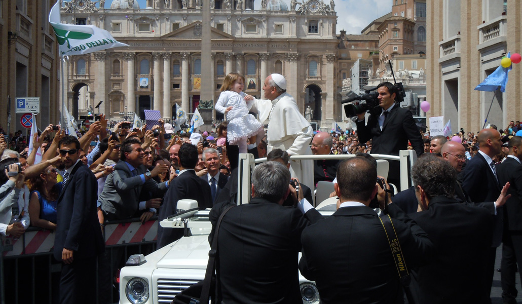 El Papa Francisco en el papamóvil