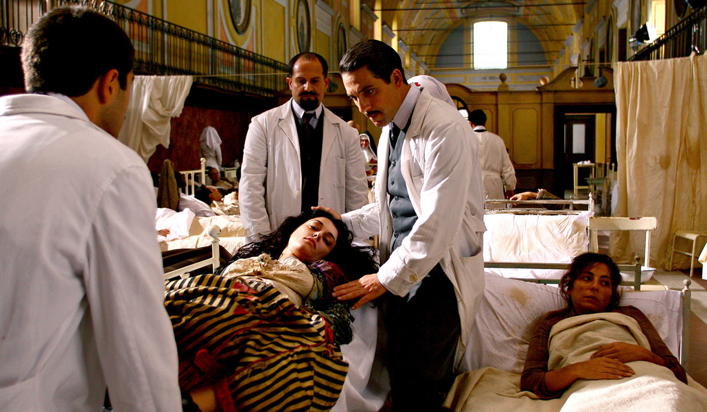Escena de la película 'Moscati: el médico de los pobres'
