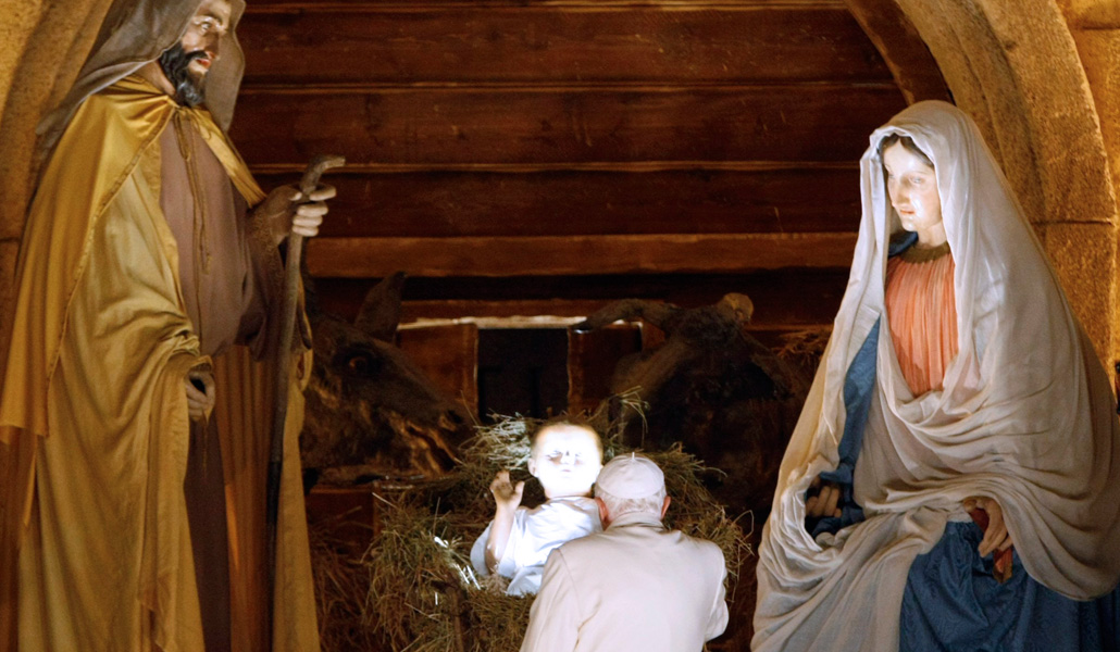 Benedicto XVI ora ante el belén de la plaza de San Pedro, en la Navidad de 2008