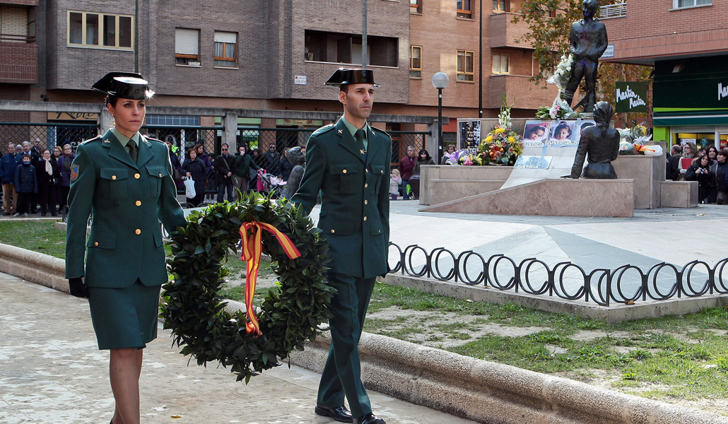 Agentes de la Guardia Civil rinden homenaje a los fallecidos en el atentado en el cuartel de la Guardia Civil de Zaragoza